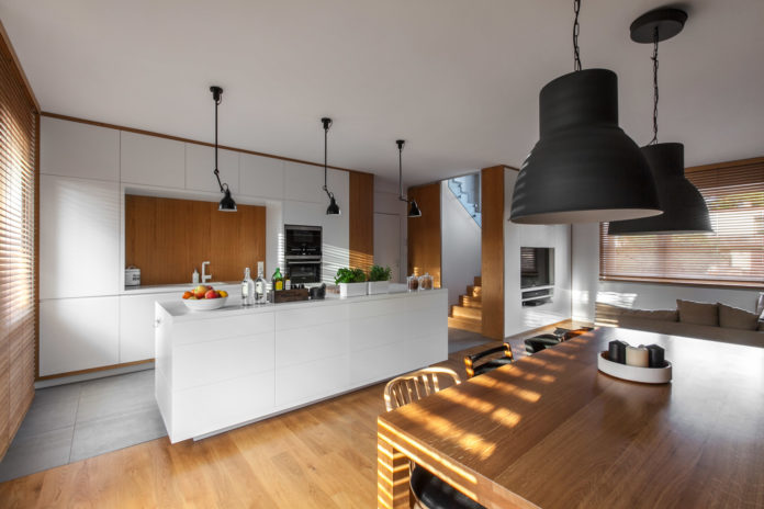 lampy wiszące w kuchni i jadalni w stylu skandynawskim