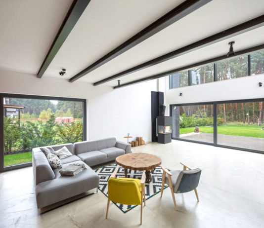 Szare ściany w salonie – przegląd aranżacji. Oświetlenie i lampy do salonu