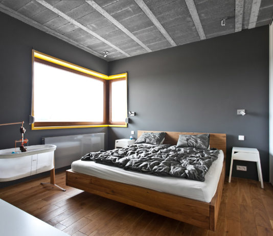 Jakie lampki nocne wybrać do sypialni? Opcje do czytania. minimalistyczne oświetlenie szarej sypialni - reflektorki