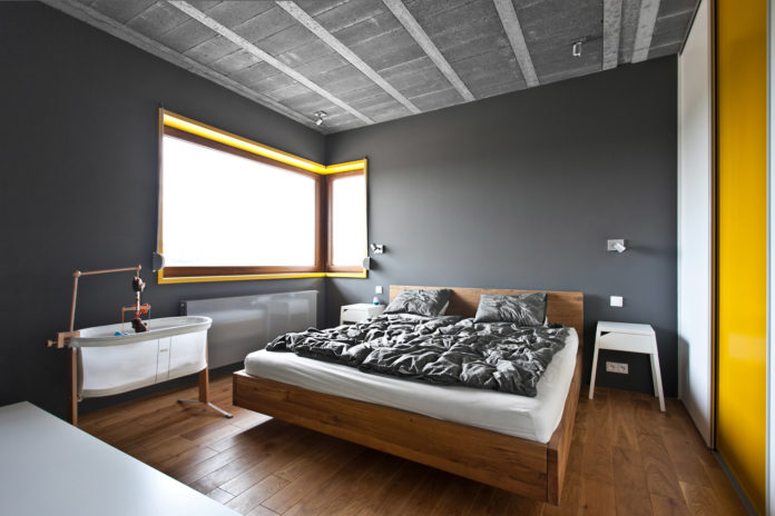 minimalistyczne oświetlenie szarej sypialni - reflektorki